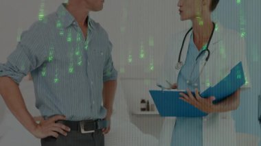 Doktor tıbbi notlar yazarken ve tavsiye için işaret çizelgesi yazarken hasta göğüs rahatsızlığını bildiriyor. Sağlık, danışmanlık, profesyonellik, klinik, tanı, sağlık, sağlık