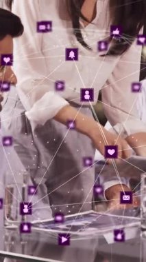 Ofisteki çeşitli iş adamlarıyla olan bağlantıların animasyonu. küresel iş, bağlantılar ve dijital arayüz konsepti dijital olarak oluşturulmuş video.
