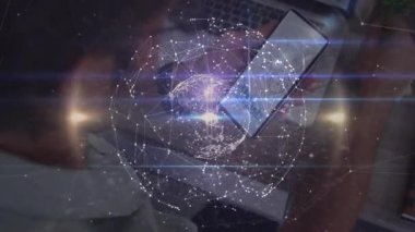 Masada oturan adam elinde telefon yükseltme cihazı ile dijital ağı gösteren bir ağ küresi çeviriyor. Gelecek, teknoloji, yenilik, bağlantı, arayüz, çalışma alanı, dijital