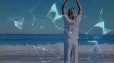 Kıyı şeridinde kollarını kaldırarak yoga yapmak geometrik ağ oluşturarak dönen dijital küre oluşturmaktır. Spiritüellik, teknoloji, dinginlik, fütüristik, farkındalık, soyutlama, bağlantı