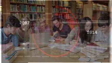 Kütüphane grubunun üzerinde HUD görünmesi, tarih döngüsü sırasında öğrencinin üzerinde titreşen kırmızı tarama küresini tetikler. İşbirliği, eğitim, öğrenim, akademik, araştırma, takım çalışması, dijital