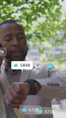 Tebligat barlarının animasyonu, Afro-Amerikan bir adam telefondayken akıllı sese bakıyor. Dijital bileşim, çoklu pozlama, iş, sosyal medya anımsatıcı ve teknoloji kavramı.