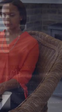 Evde dizüstü bilgisayarda çalışan odaklanmış kadın üzerinde bilgi arayüzü animasyonu. Dijital bileşik, çoklu pozlama, rapor, iş, ilerleme, büyüme, küresel ve teknoloji kavramı.