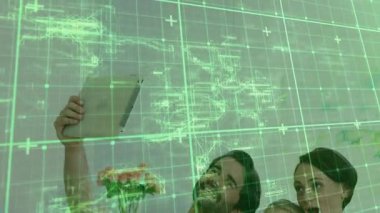 Grid örtüsü, baba yetiştirme tabletini tetikliyor, aile merkezini kuruyor ve teknik selfie çekiyor. Aile, teknoloji, dijital, bağlantı, bağlanma, ev, yenilik