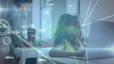 Ağ örtüsü, kızın dizüstü bilgisayarda yazmasına ve öğretmenin oğlanı eğitime yönlendirmesine neden oluyor. E-öğrenme, işbirliği, dijital, yenilik, eğitim, sınıf, teknoloji