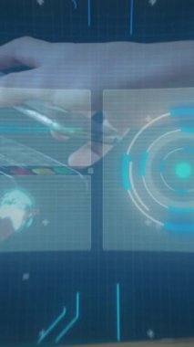 Animasyon, tarama ve akıllı telefondan ödeme yapan kadın hakkında veri işleme. dijital arayüz, küresel teknoloji, bağlantı ve iletişim konsepti dijital olarak oluşturulmuş video.