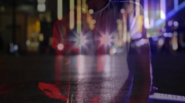 Sokağın ortasında, farlarla tetiklenen ve mikrofon çalan solist. Gece, şehir, gösteri, şehir manzarası, neon, sahne, ritim