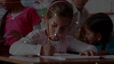 Birincil sınıf öğrencisi, ağ dengeleyici kalem düşünme şeklini kapladığında ders kitabı yazıyor. Eğitim, öğrenme, işbirliği, teknoloji, odaklanma, çocukluk, takım çalışması