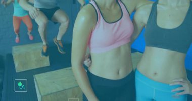 Zamanlayıcı, spor salonunda kutu atlayışı yaparak, enerji simgelerini sergileyerek sıfıra iniyor. Dinamik, takım çalışması, motivasyon, güç, canlılık, modern, çevre dostu