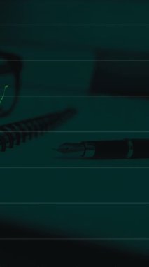 Kalem, defter ve gözlük üzerinden finansal veri işleme animasyonu. küresel işletme ve finansman kavramı dijital olarak oluşturulmuş video.