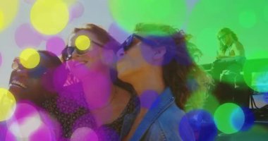 Arkadaşları iskele korkuluklarında selfie için telefon dinliyorlar sosyal medya için renkli bokeh örtüsü sergiliyorlar. Kutlama, eğlence, eğlence, açık hava, yaşam tarzı, samimi, canlı