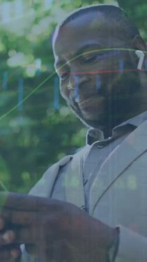 Sokakta akıllı telefon kullanan mutlu Afro-Amerikan bir adamın istatistiksel veri işleme animasyonu. Bilgisayar arayüzü ve iş teknolojisi kavramı