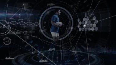 Erkek rugby oyuncusu topu tutuyor. Veri taraması başlatılıyor. Hareketleri analiz eden işaretler oluşturuyor. Sporcu, spor, biyomekanik, teknoloji, görselleştirme, yenilik, performans