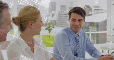 İş adamları, konferans odasında grafik grafikleriyle başlarını sallayarak tartışmaya başladılar. Şirket, işbirliği, ağ oluşturma, sunum, dijital, takım çalışması, modern