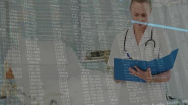 Kadın doktor çizelgeyi açıyor ve verileri mavi çizgileri canlandıran şeffaf hata kodları olarak kaydediyor. Tıbbi, sağlık, klinik, belgelendirme, tanı, analiz, teknoloji