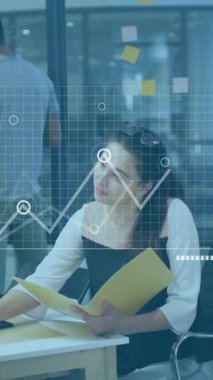 Grafiklerin animasyonu, barlar yükleme ve çeşitli iş arkadaşlarının ofiste fikir alışverişinde bulunması. Dijital bileşik, çoklu pozlama, rapor, iş, ilerleme, küresel, planlama ve takım çalışması kavramı.