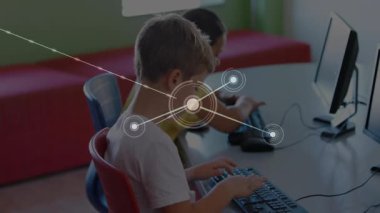 Bilgisayar masalarında yazan öğrenci ikilisi ve teknoloji ekranında büyümeyi gösteren ağ düğümleri başlatılıyor. İşbirliği, eğitim, teknoloji, dijital, arayüz, takım çalışması, yenilik