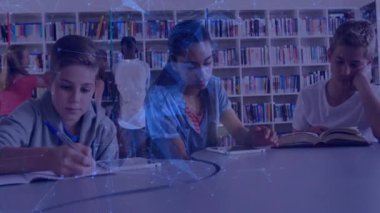 Öğrenciler kütüphanede tablet yazarken ve kitap okurken ağ titreşimleri üst üste biniyor. İşbirliği, eğitim, öğrenme, gençlik, teknoloji, odak, çeşitlilik