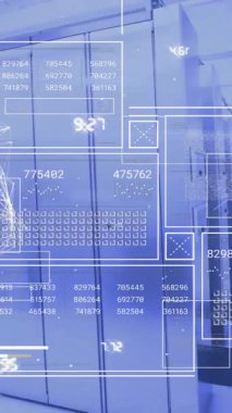 Bilgisayar sunucuları üzerinden veri işleme animasyonu. Küresel finans, iş, bağlantılar, hesaplama ve veri işleme kavramı dijital olarak oluşturulmuş video.