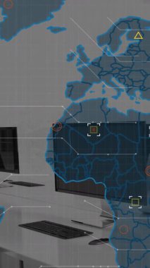 Boş ofise karşı dünya haritası ve veri işleme animasyonu. Küresel ağ ve iş teknolojisi kavramı