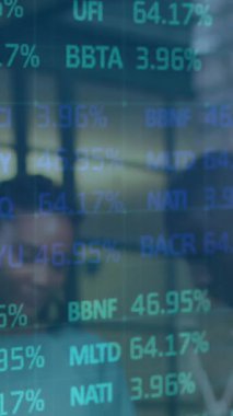 Değişik iş arkadaşlarının ofiste ayakta durup tartışmaları üzerine kurulun animasyonu. Dijital bileşik, çoklu pozlama, iş, takım çalışması, borsa ve planlama kavramı.