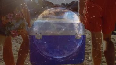 Arkadaşlar yüzen dünyanın altında kıyıya doğru yürüyorlar gelgit hattına soğutucu yerleştiriyorlar, teknoloji sergiliyorlar. Tatil, tatil, rahatlama, kıyı, yaşam tarzı, çağdaş, açık hava