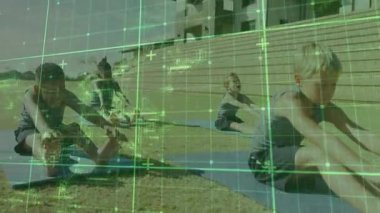 Çocuklar çimenlikte hasırları yuvarlıyor yeşil titreşimleri aktifleştiriyor formda kalmak için ileri doğru esneme hareketleri yapıyor. Çocuklar, açık hava aktivitesi, farkındalık, dijital arayüz, spor, sağlık, gençlik