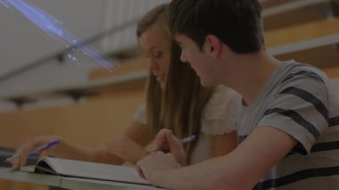 Konferans salonunda yazan öğrenciler defter değiştirip mavi çizgili notları paylaşıyorlar. İşbirliği, eğitim, öğrenim, odaklanma, öğrenme, takım çalışması, akademik