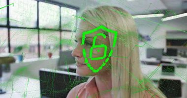 Ofis çalışanı şebeke penceresine bakıyor yeşil güvenlik taramasını başlatıyor asma kilidi simgesini açıyor. Teknoloji, siber güvenlik, yenilik, profesyonel, fütüristik, dijital, koruma