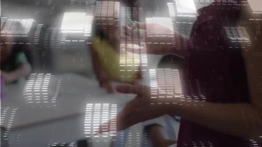 Öğretmen, masa başındaki sarı nesnelere işaret koyuyor. Kıvılcımlar ikili akıntıya geçiyor. Eğitim, akıl hocalığı, sınıf, veri görselleştirme, dijital dönüşüm, öğrenme, öğretim