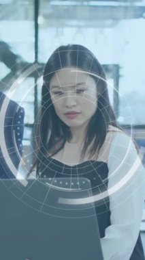 Modern ofiste iş tartışmaları üzerine iş verileri işleme animasyonu. Takım çalışması, işbirliği, işyeri, teknoloji, tartışma, toplantı