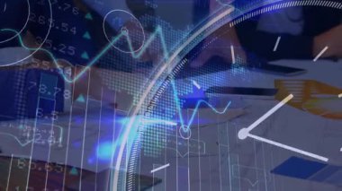 Saat döndükçe ve grafik ortaya çıktığında, takım iş incelemesi için tableti tıklatıyor. İş, işbirliği, veri, analitik, teknoloji, yenilik, kurumsal