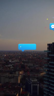 Rafinerinin üzerine düşen ikonların animasyonu. Sosyal medya ve iletişim konsepti dijital olarak oluşturulmuş video. .