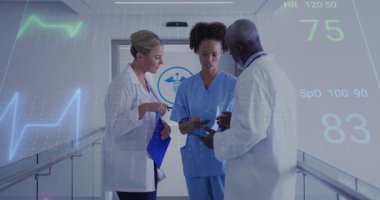 Tıbbi ekip koridorda yürüyor. Kafkas kapısında duraklıyor. Hastanın hayati değerlerini EKG kaplamalı gözden geçiriyorlar. Klinik, sağlık, takım çalışması, teknoloji, tanı, modern, meslek