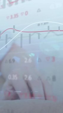 Kafkasyalı kadın doktorun hastanedeki finansal veri işleme animasyonu. Küresel tıp, işletme, bağlantılar, hesaplama ve veri işleme kavramı dijital olarak oluşturulmuş video.