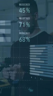 Ofisteki çeşitli iş adamları üzerinde veri işleme ve grafiklerin animasyonu. Küresel iş, bilgisayar ve dijital arayüz kavramı dijital olarak oluşturulmuş video.