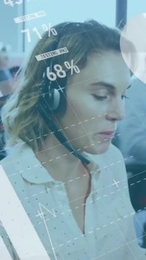 Ofisteki telefon kulaklığı kullanan Kafkas iş kadınının finansal veri işleme animasyonu. İş, finans, iletişim ve dijital arayüz kavramı dijital olarak oluşturulmuş video.