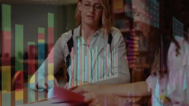 Öğrenci, çalışma masasının üzerine klasör yerleştiriyor. Çalışma tablosuna, çalışma tablolarında el kol hareketi yapan partnerlere doğru kaydırıyor. İşbirliği, eğitim, akademik, takım çalışması, konsantrasyon, analiz, öğrenme