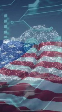 Amerika Birleşik Devletleri bayrağı üzerinde asma kilit ve veri işleme animasyonu. Küresel hesaplama, dijital arayüz ve veri işleme kavramı dijital olarak oluşturulmuş video.