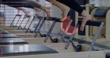 İki kadın reformist parmaklıkları sıkıca kavrıyor ve canlı fitness ölçümleri göstererek tahtaya vuruyorlar. Sağlık, dayanıklılık, hareket, teknoloji, sağlık, eğitim, fitness