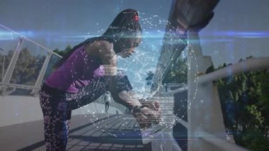 Kadın tırabzanlara basıyor ve koşu ayakkabılarını çalıştırmak için holografik küre olarak kullanıyor. Atletik, kentsel, fütüristik, teknoloji, fitness, açık hava, kararlılık