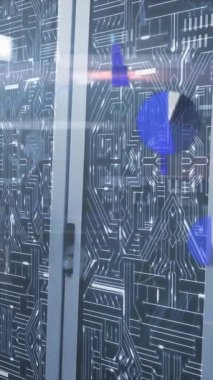 Sunucu odasında veri işleme animasyonu. küresel iş ve dijital arayüz kavramı dijital olarak oluşturulmuş video.