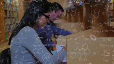 Laptopta yazan İspanyol öğrenci, araştırma formülleri arasında ekrana bakan öğretmen. İşbirliği, araştırma, yenilik, eğitim, bilim, akademik, akıl hocalığı