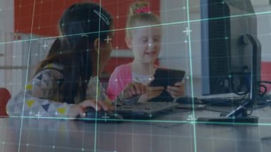 Sol kız masaüstünde gezinirken sağ kız tablet tıkırdatma senkronizasyon ekranlarını kapıyor. İşbirliği, eğitim, teknoloji, takım çalışması, gençlik, öğrenme, yenilik