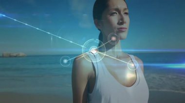 Sahilde kameraya bakan bir kadın, düğümler beliriyor ve üst vücut teknisyenliği tanıtımında çizgiler genişliyor. Gelecekçi, nöral, bağlantı, dinginlik, yenilik, dijital, teknoloji
