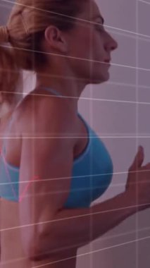 Koşu bandında koşan beyaz kadın hakkında veri işleme animasyonu. Küresel spor, fitness, dijital arayüz ve dijital olarak oluşturulmuş veri işleme konsepti.