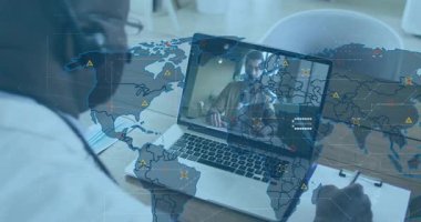 İş adamı sanal çağrı başlatıyor ve haritanın nüfus bölgelerini kapladığı notları karalıyor. Teknoloji, işbirliği, veri, iletişim, yenilik, analitik, bağlantı