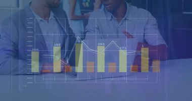 İki erkek meslektaşı, notları düzeltirken finans tablosunu inceliyor. Veri, takım çalışması, analitik, profesyonel, strateji, işbirliği, yenilik