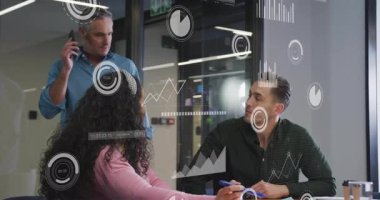 Ayakta kalan adam telefon görüşmesini bitiriyor ve harita incelemesine rehberlik eden iş kararlarıyla katılıyor. İşbirliği, takım çalışması, strateji, tartışma, analitik, şirket, iletişim