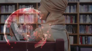 Öğrenci dizüstü bilgisayarın kapağını kaldırıyor sonra kütüphanede araştırma içeriğini kaydırıyor, dönen küresel kaplama ile. Teknoloji, eğitim, yenilik, küresel, araştırma, bilgi, edebiyat